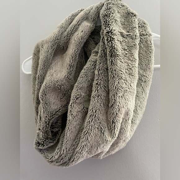 Fuzzy scarf - Picture 1 of 2